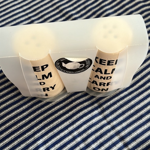Salt and pepper shakers New inbox “KEEP CALM AND CARRY ON” ceramic 4 inches - Picture 6 of 8